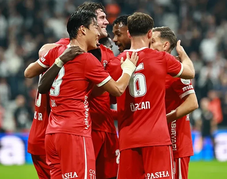 Tribünü boş kalan çocuklar